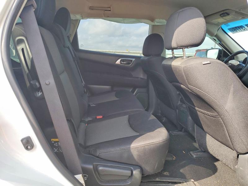 2017 Nissan Pathfinder sv