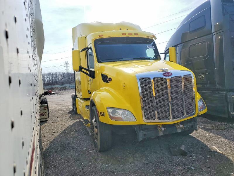 2017 Peterbilt 579 Semi Truck