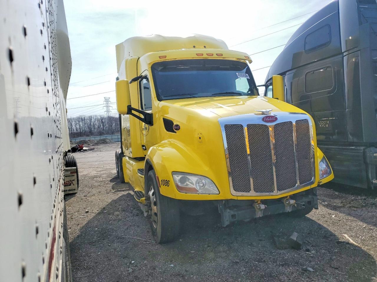 2017 Peterbilt 579 Semi Truck