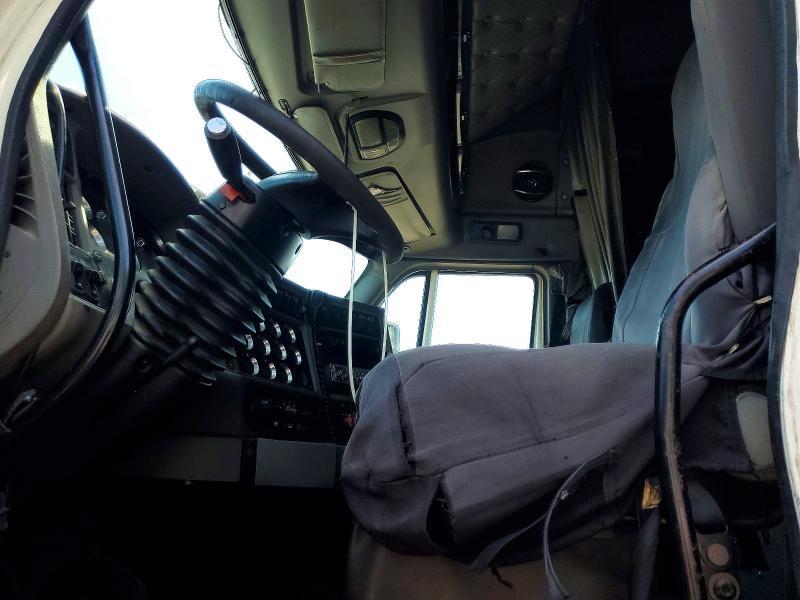 2011 Kenworth T700 Semi Truck