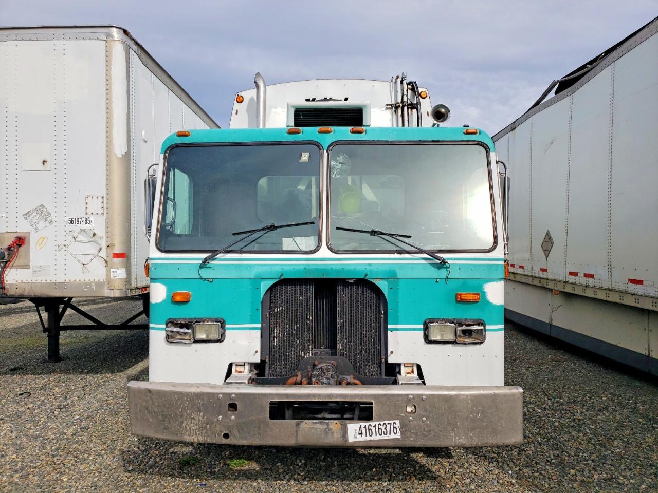1998 Peterbilt 320