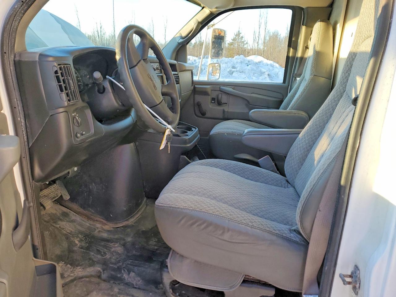 2005 GMC Savana BOX Truck