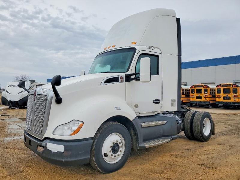 2016 Kenworth T680 Semi Truck