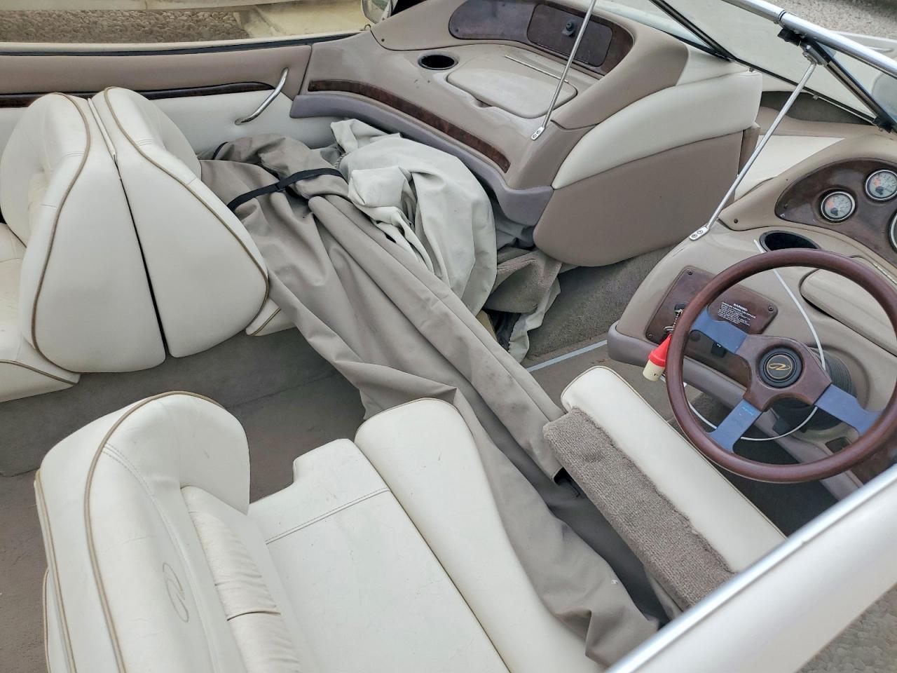 2000 Regal 2565 Boat