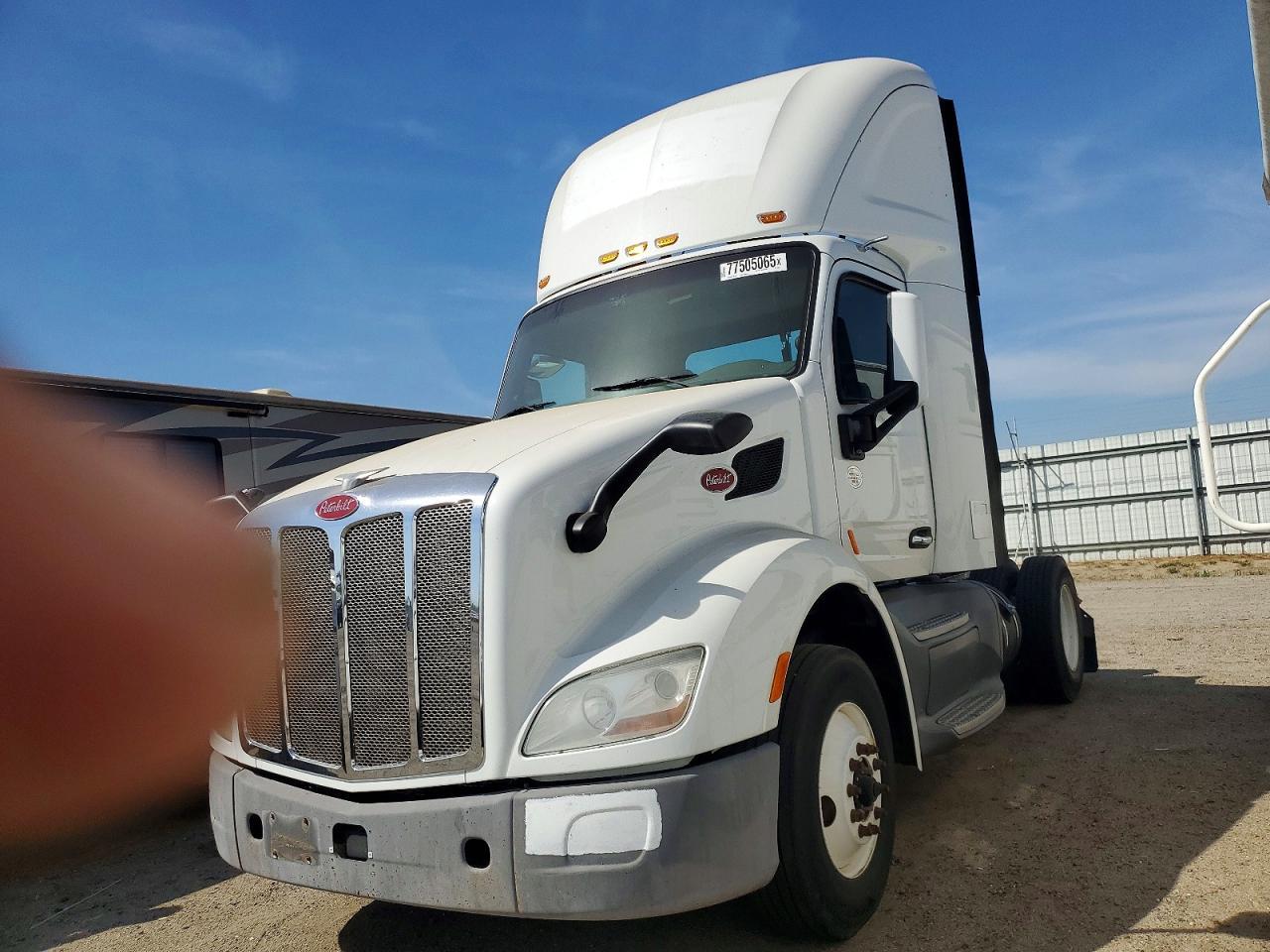 2017 Peterbilt 579 Semi Truck