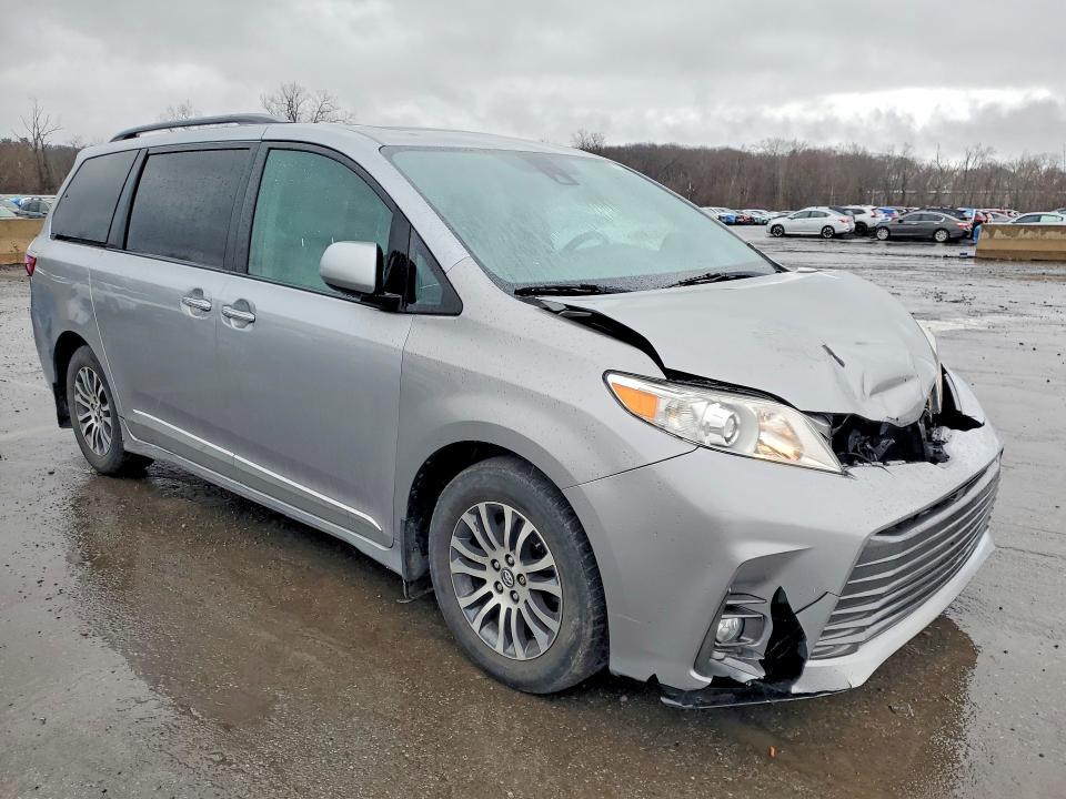 2018 Toyota Sienna xle 8-passenger