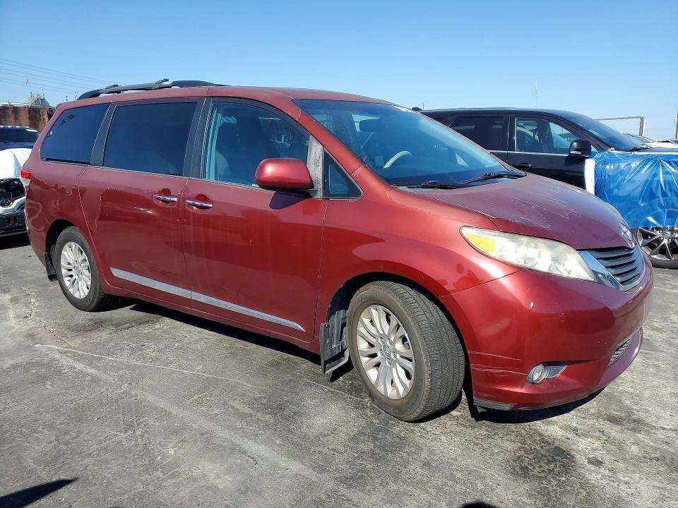 2012 Toyota Sienna xle 8-passenger