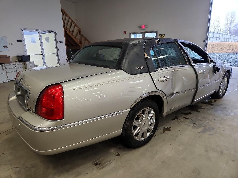2005 Lincoln Town car Signature Limited