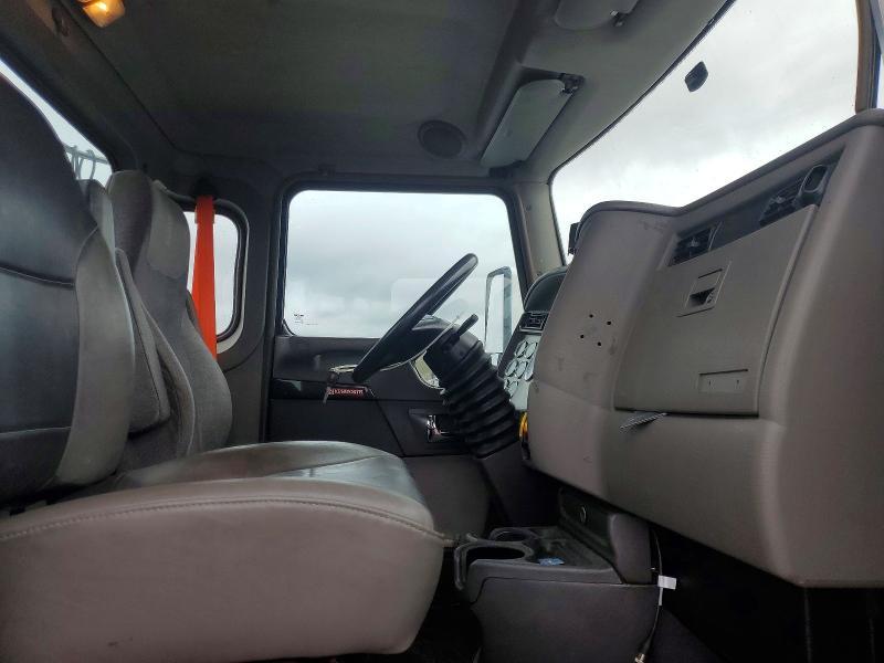 2015 Kenworth T330 Semi Truck