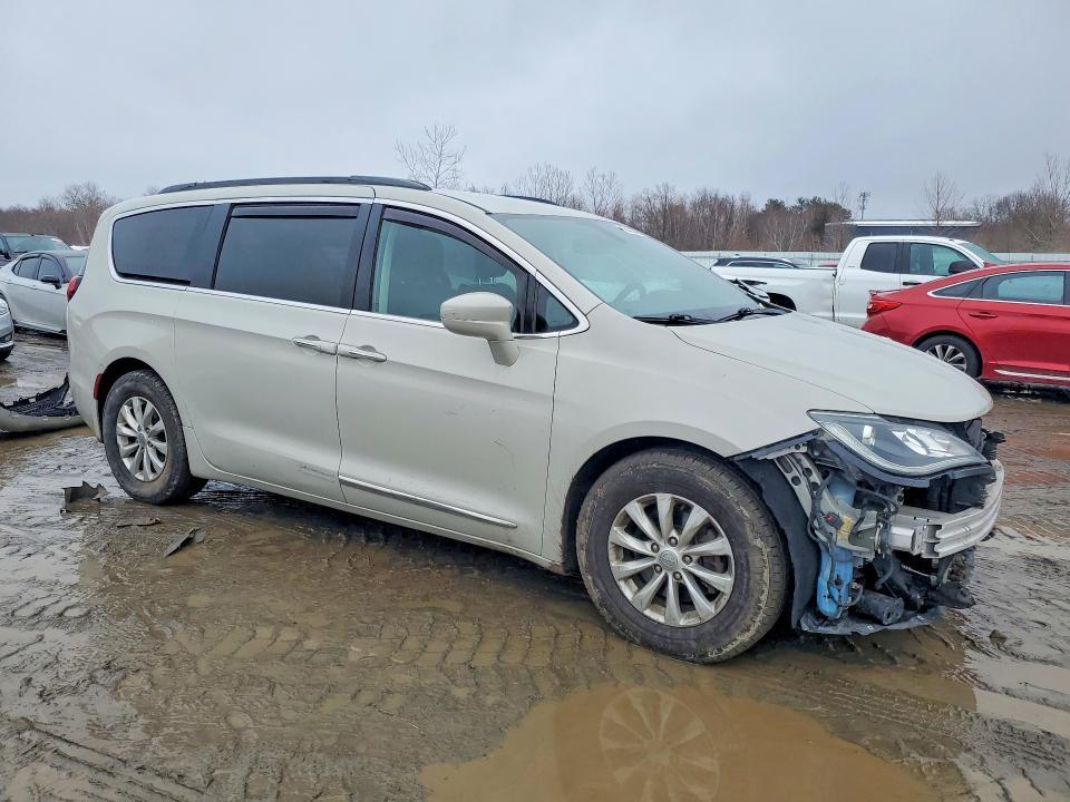 2017 Chrysler Pacifica Touring l