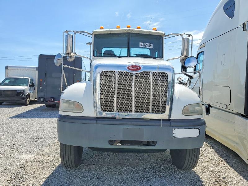 2016 Peterbilt 382 Semi Truck