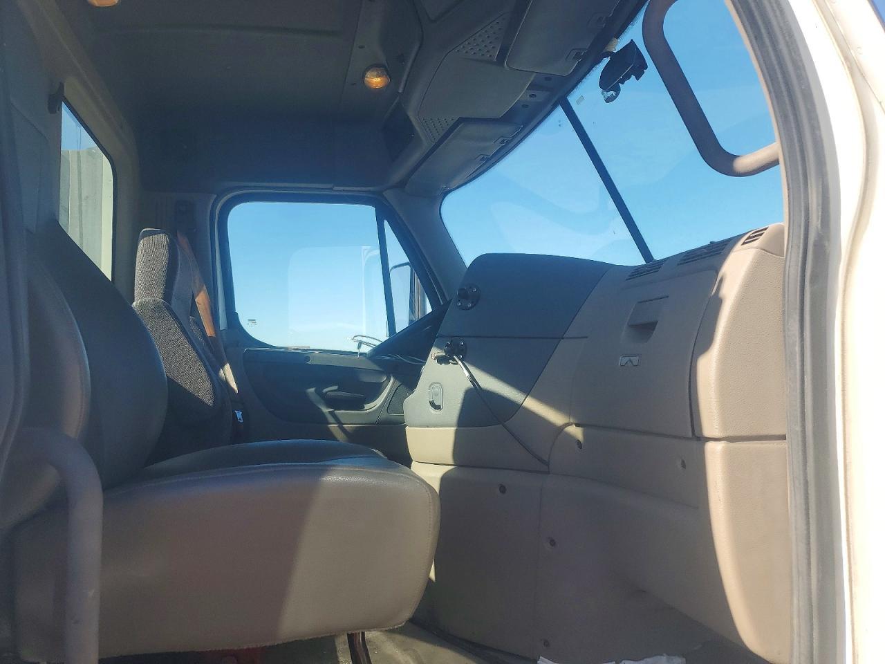 2016 Freightliner Cascadia 125 Semi Truck