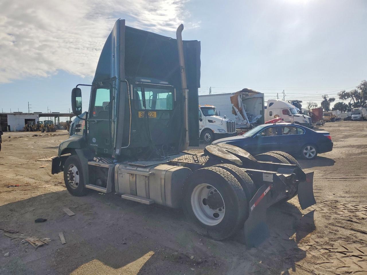 2017 Mack CX612 Semi Truck