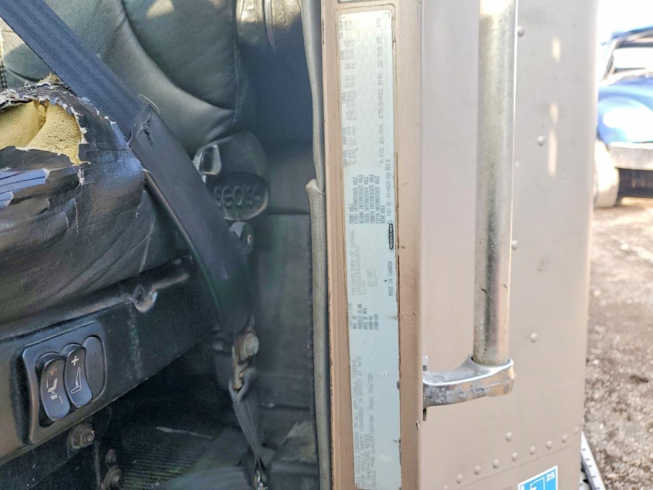 1998 Freigliner 1998 Freightliner FLD120 Semi Truck