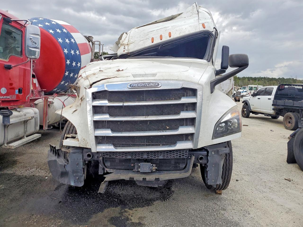 2020 Freightliner Cascadia 126