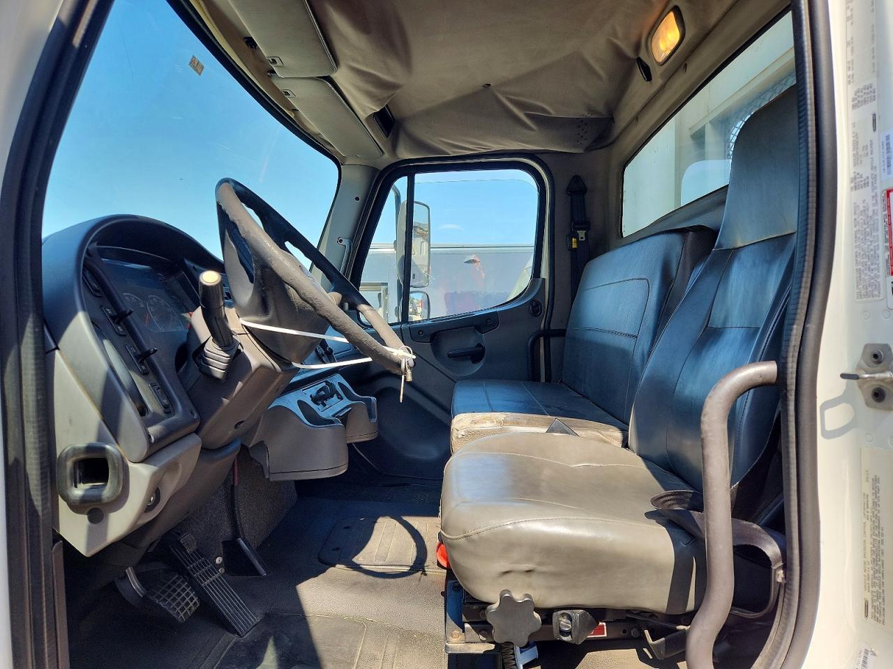 2015 Freightliner Business Class M2 Flatbed Truck