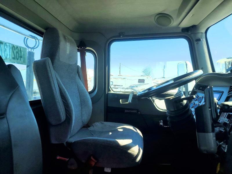 2015 Kenworth T330 Semi Truck
