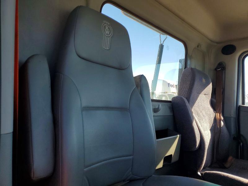 2016 Kenworth T680 Semi Truck