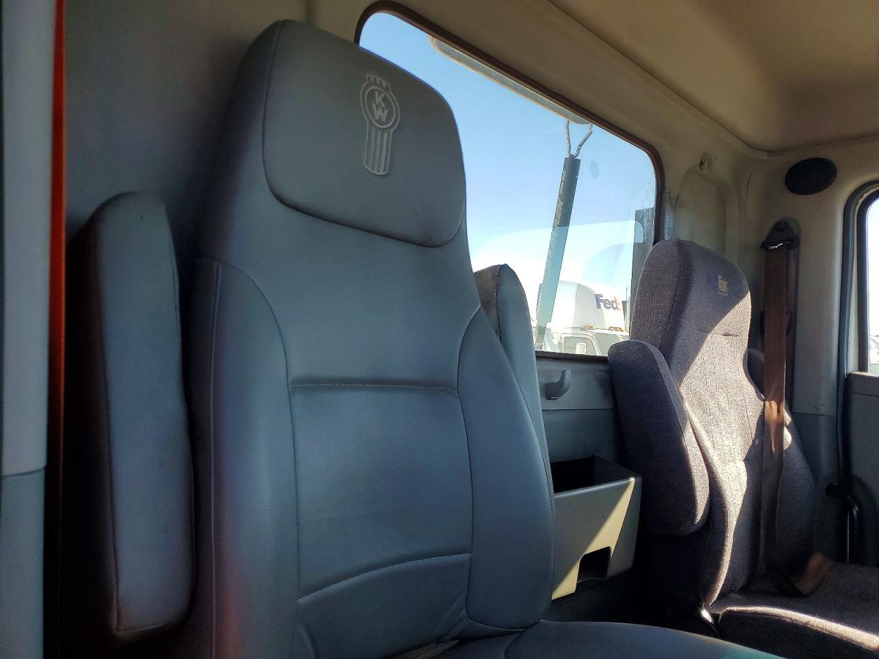 2016 Kenworth T680 Semi Truck