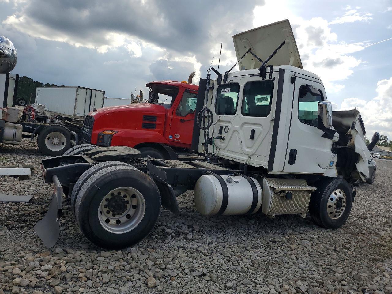2020 Freigliner 2020 Freightliner Cascadia 126 Semi Truck