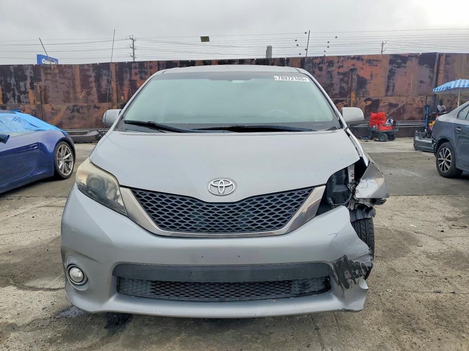 2012 Toyota Sienna se 8-passenger