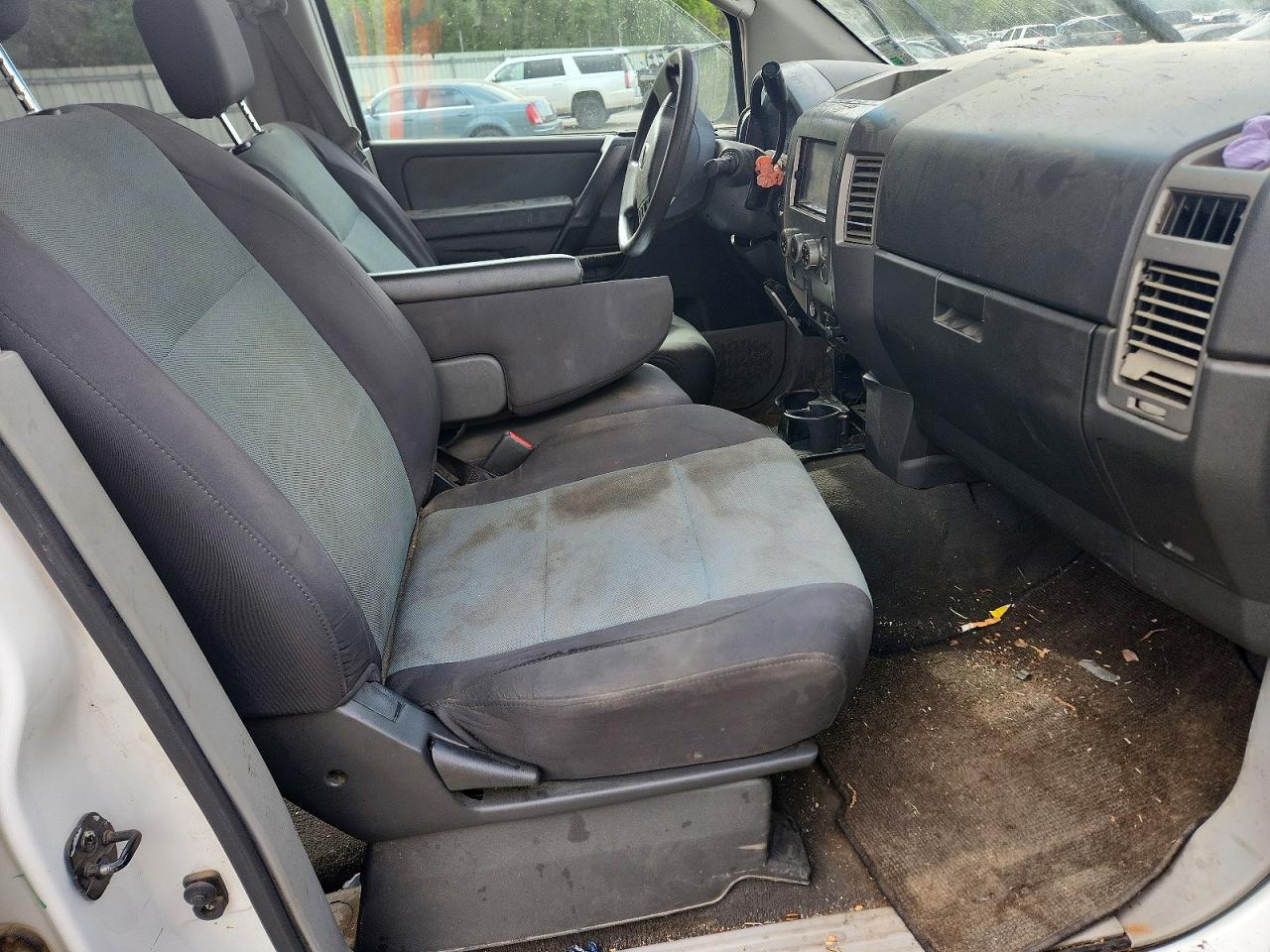2004 Nissan Titan XE