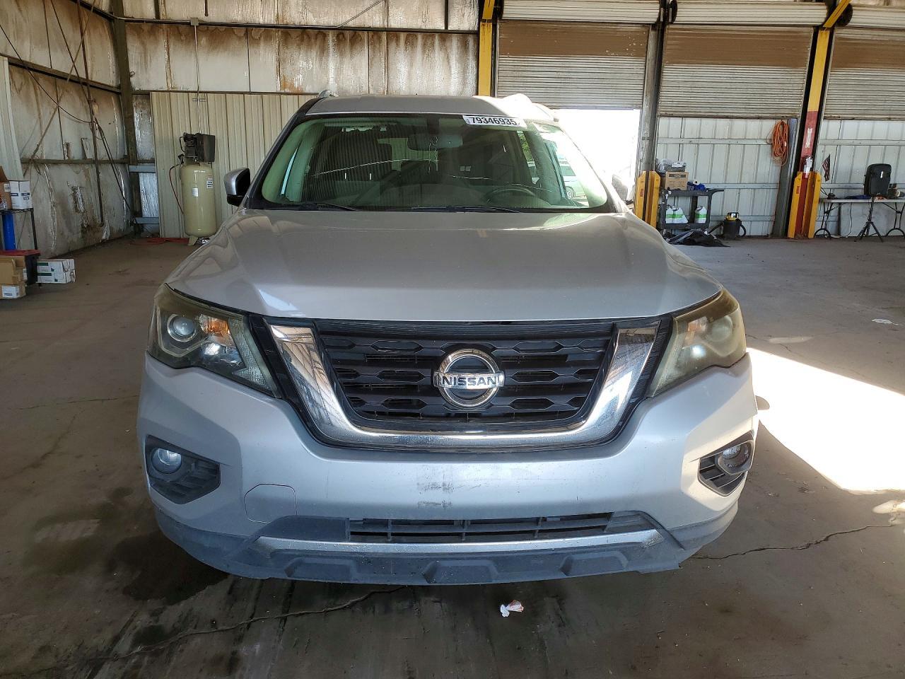 2017 Nissan Pathfinder sv