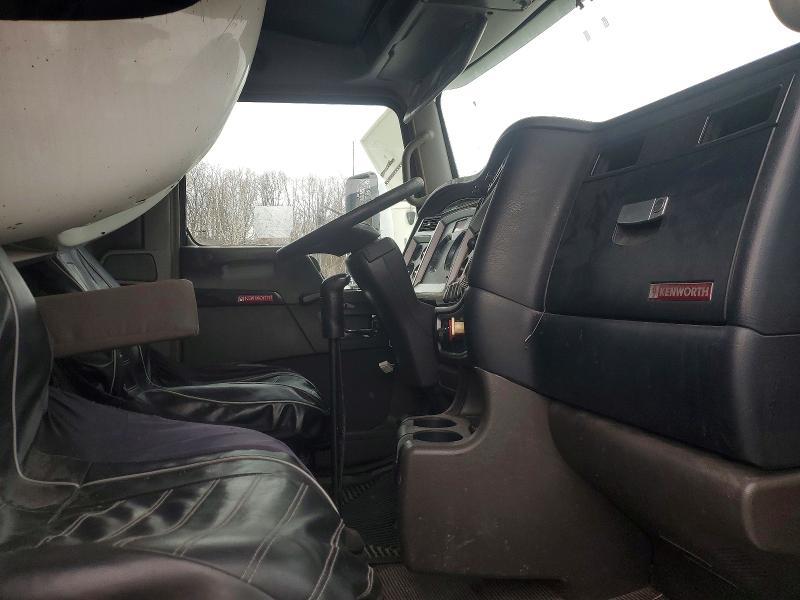 2013 Kenworth T660 Semi Truck