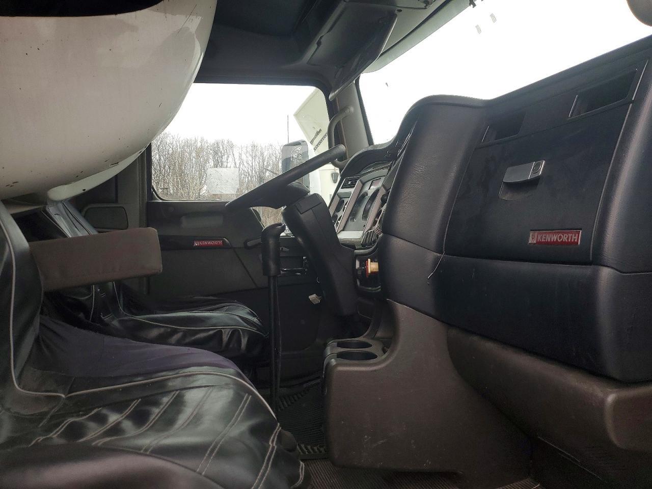 2013 Kenworth T660 Semi Truck