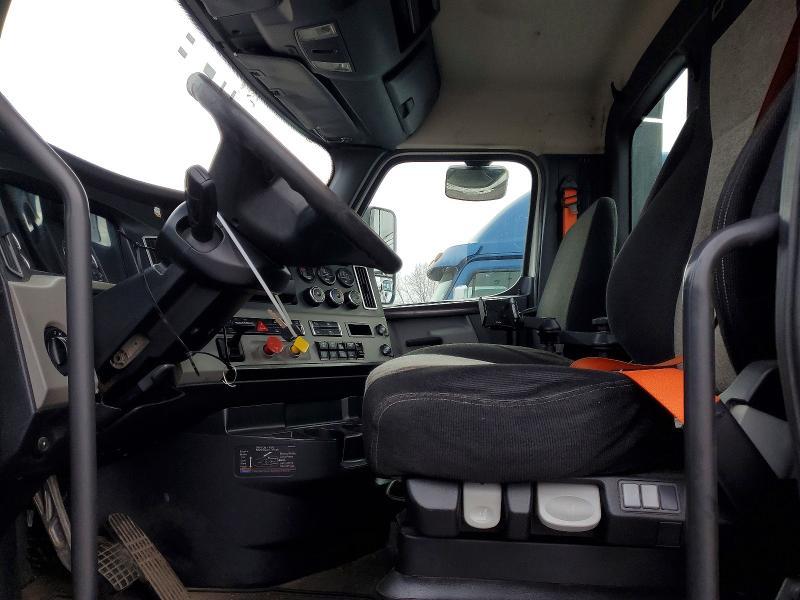 2019 Freightliner Cascadia 116 Semi Truck