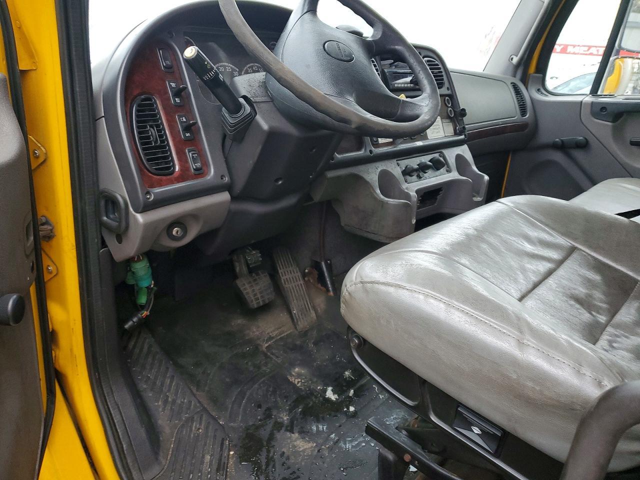 2017 Freightliner Business Class M2 BOX Truck