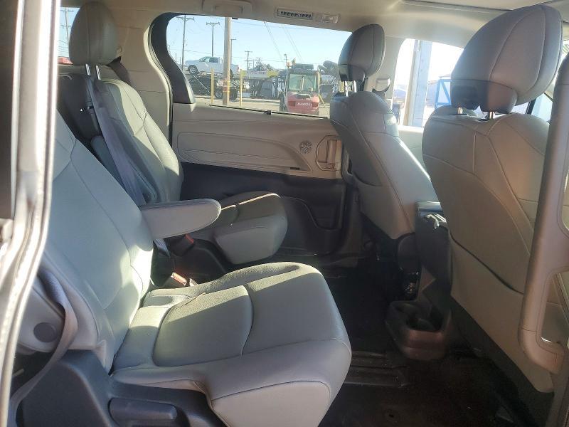 2023 Toyota Sienna xle 8-passenger