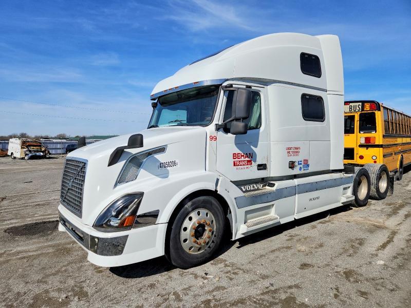 2003 Volvo VNL Semi Truck