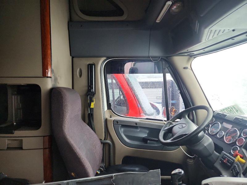 2016 Freightliner Cascadia 125 Semi Truck