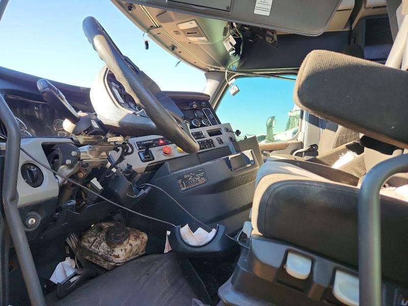 2020 Freigliner 2020 Freightliner Cascadia 126 Semi Truck