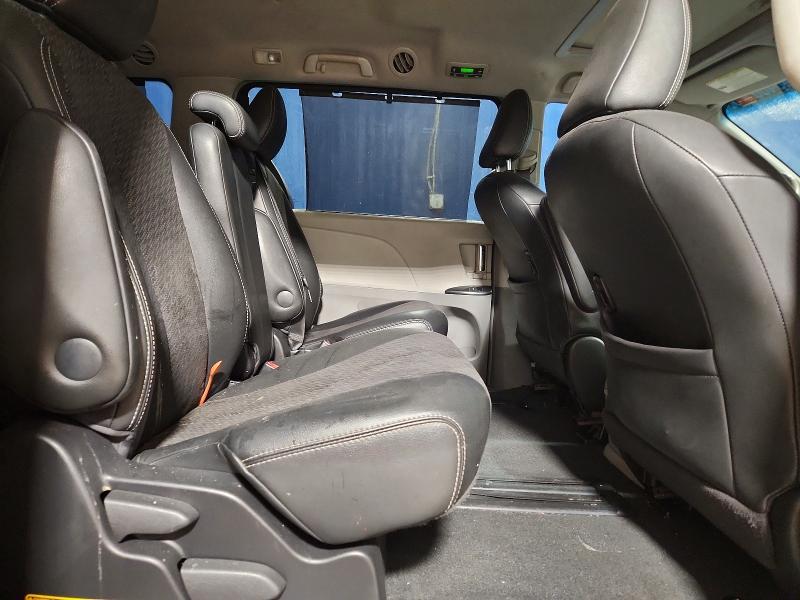2011 Toyota Sienna se 8-passenger