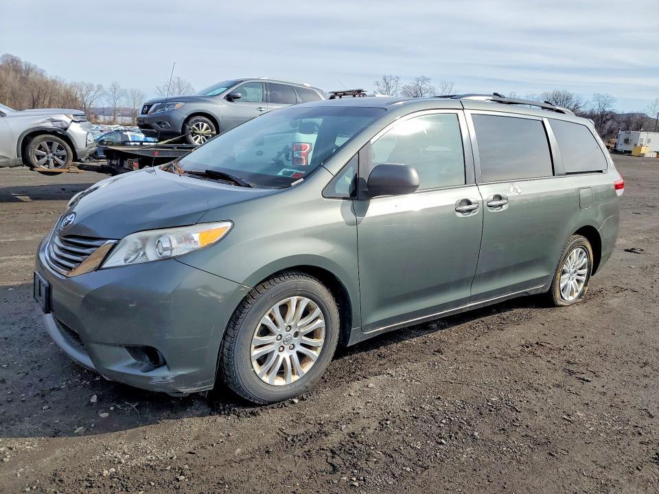 2014 Toyota Sienna xle 8-passenger
