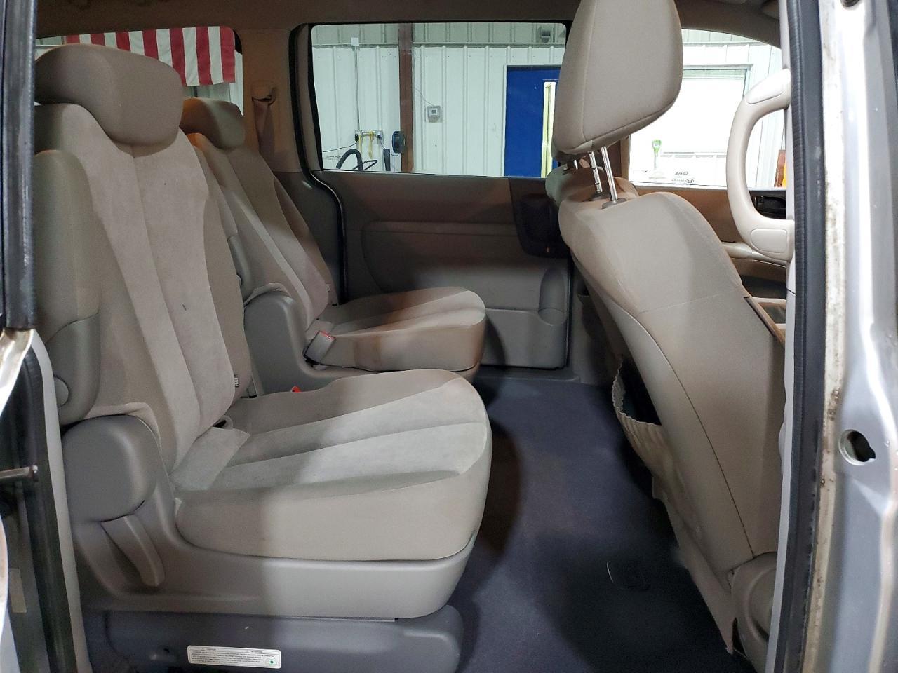 2010 KIA Sedona Base