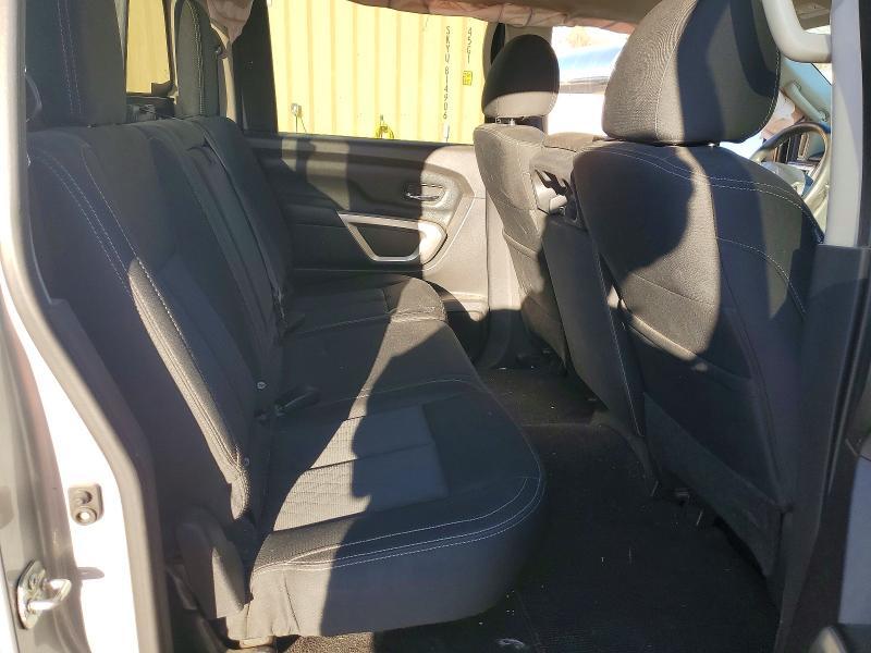 2017 Nissan Titan sv