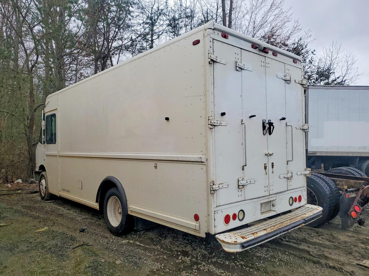 2004 Freightliner MT45G Chassis Delivery Truck