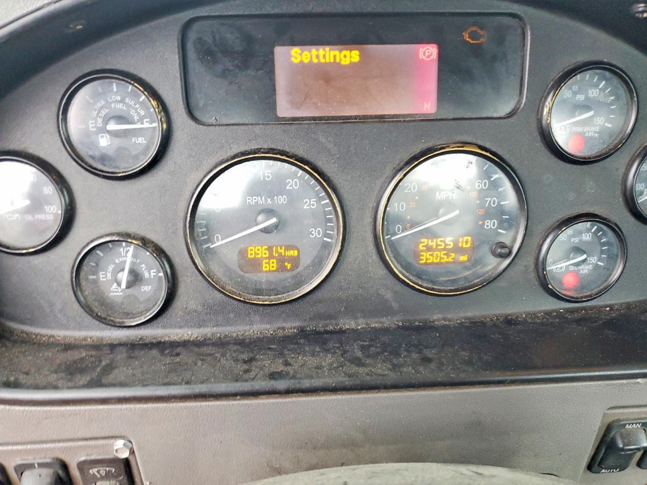 2016 Peterbilt 382 Semi Truck