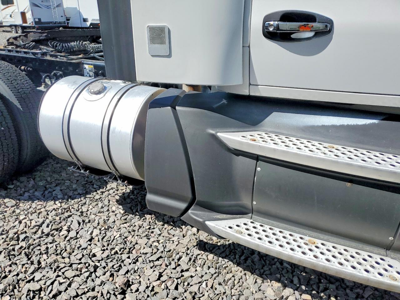 2016 Kenworth T680 Semi Truck