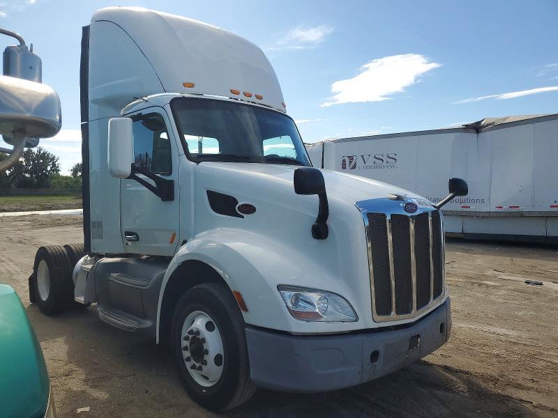 2017 Peterbilt 579 Semi Truck