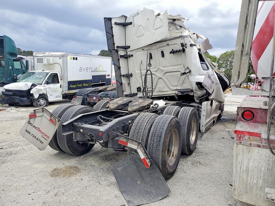 2020 Freightliner Cascadia 126