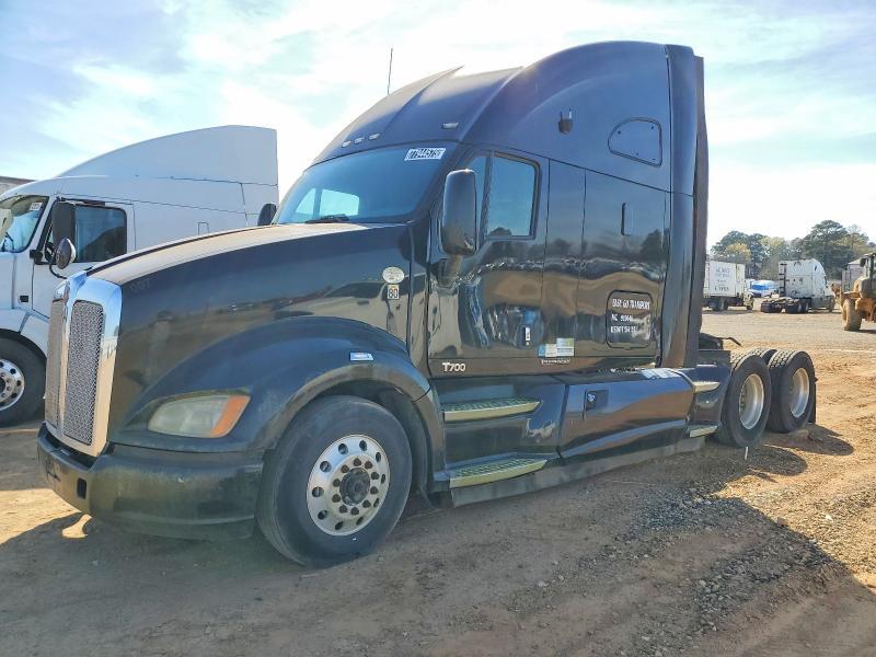 2011 Kenworth T700 Semi Truck