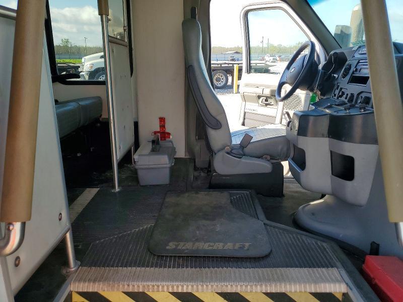 2014 Ford Econoline E350 Super Duty Cutaway Van