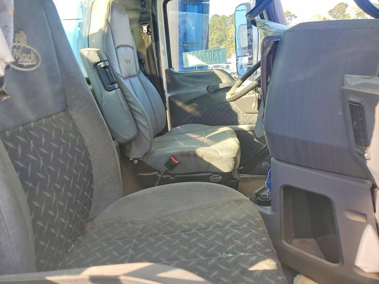 2018 Mack CHU613 Semi Truck