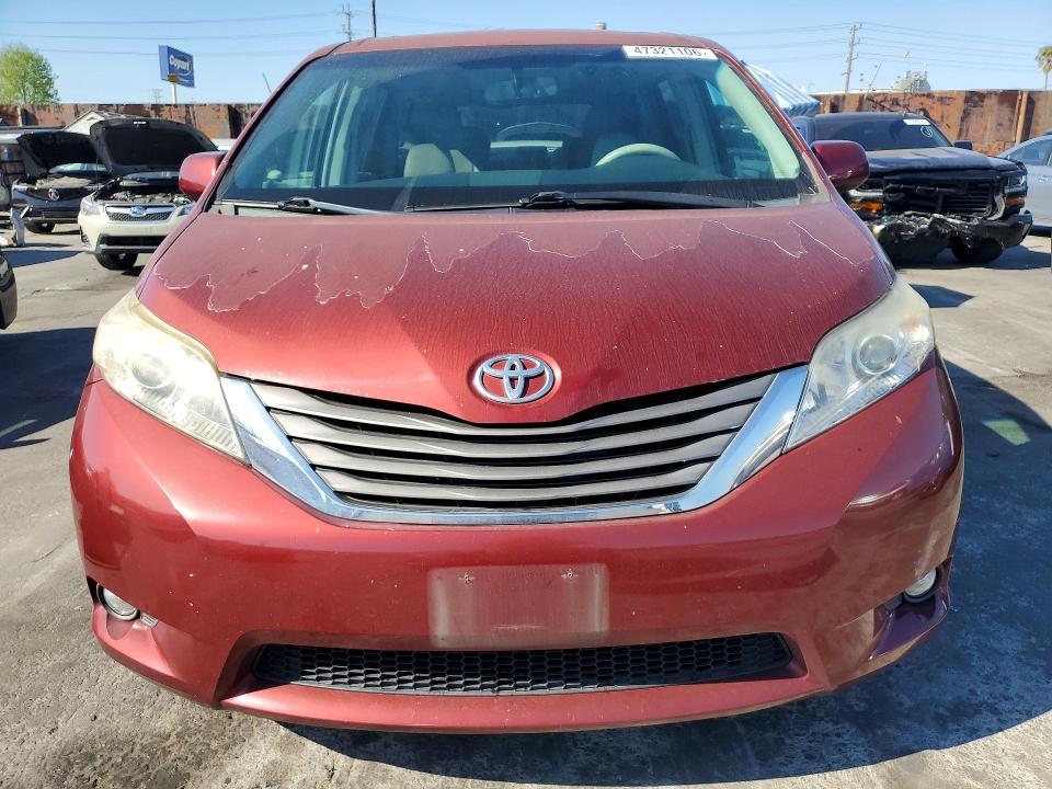 2012 Toyota Sienna xle 8-passenger