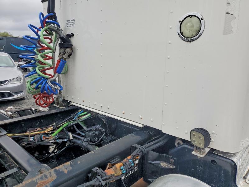 2015 Kenworth T330 Semi Truck