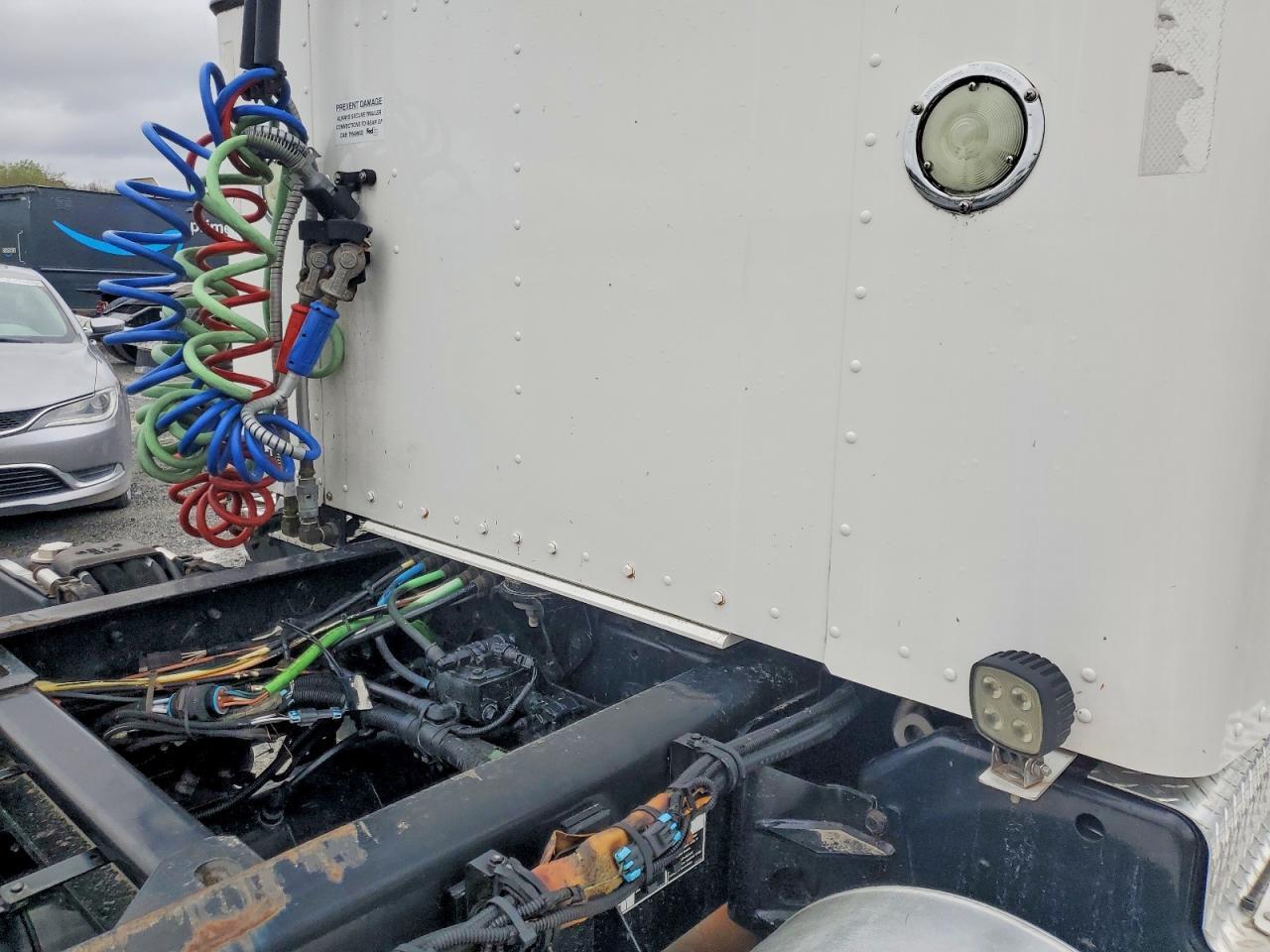 2015 Kenworth T330 Semi Truck